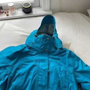 Cape cod blue rain coat 🧥 adorable color and used once in cape cod :)